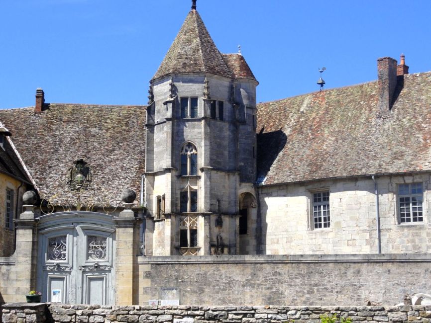 Façade château Gy