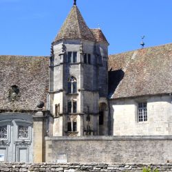 Façade château Gy.JPG